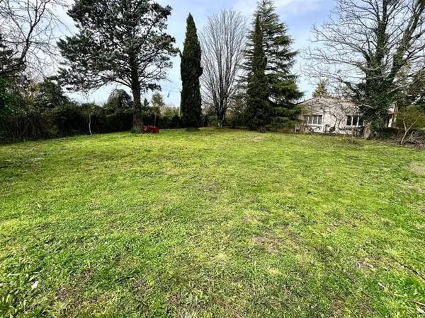 Terrain 715 m²