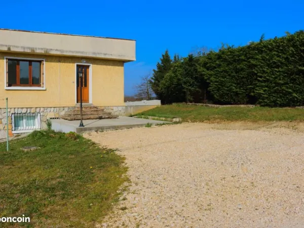 T3 dans villa avec garage independant