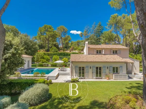 Mougins, villa de charme avec piscine et tennis dans domaine fermé,