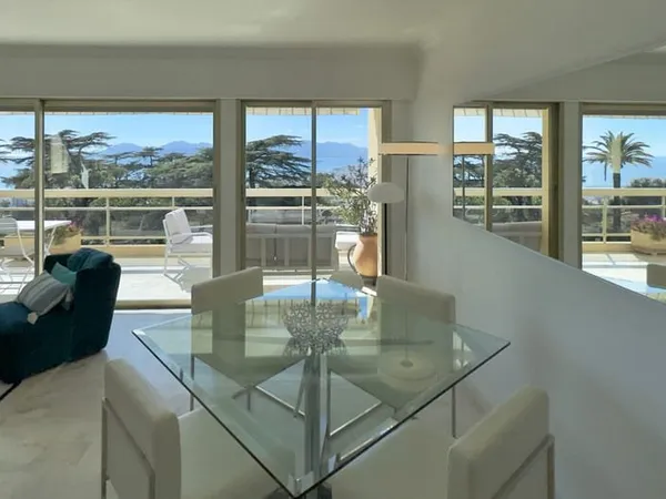 ÉCRIN DE RAFFINEMENT AVEC VUE PANORAMIQUE SUR LA BAIE DE CANNES