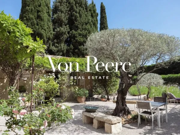 Maison de village avec dépendances, piscine et jardin