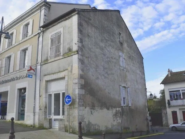 Immeuble Situé En Centre-Ville De Ruffec Avec Local / Bureaux Au RDC. Possibilité Appartement A L'Et