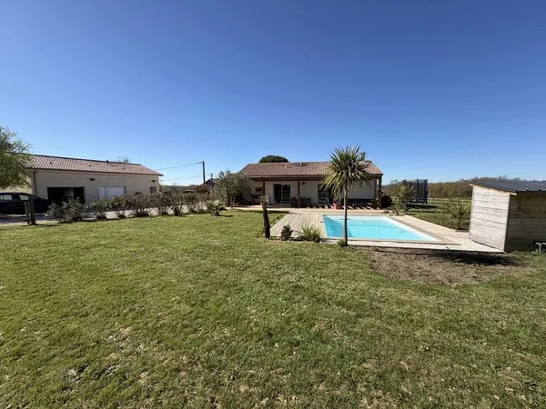 Masion de plain-pied contemporaine de 2017 de 113m2 habitable avec terrasse, piscine, dépendance et 