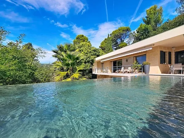 Villa d'architecte de 195 m² . Vue panoramique, piscine à débordement et calme absolu