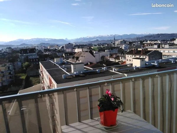 Joli T2 meublé exposé plein sud, vue dégagée sur les Pyrénées. Parking. Cave