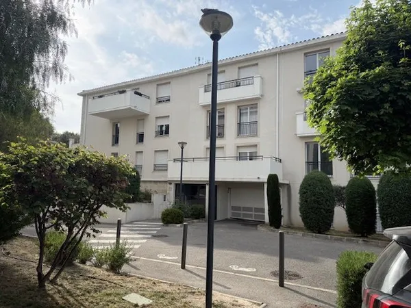 APPARTEMENT TYPE 2 DERNIER ETAGE GARAGE TERRASSE