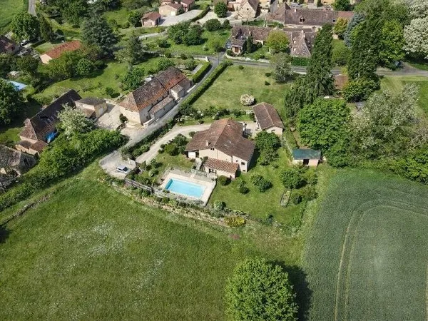 Maison Située dans un hameau plein de charme, au bout d'une impasse offrant calme et sérénité, cett