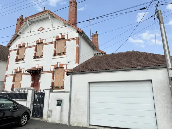 Maison LOUEE de ville indépendante avec jardin clos et garag