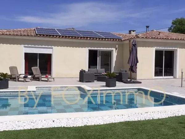Vence, quartier résidentiel, calme absolu, villa récente de plein pied , jardin plat
