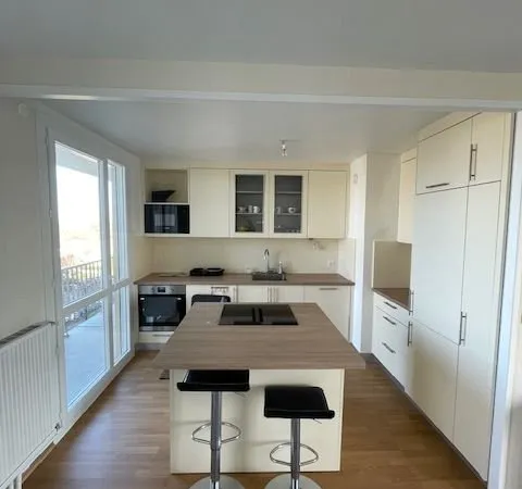 Appartement dernier étage proche des commerces