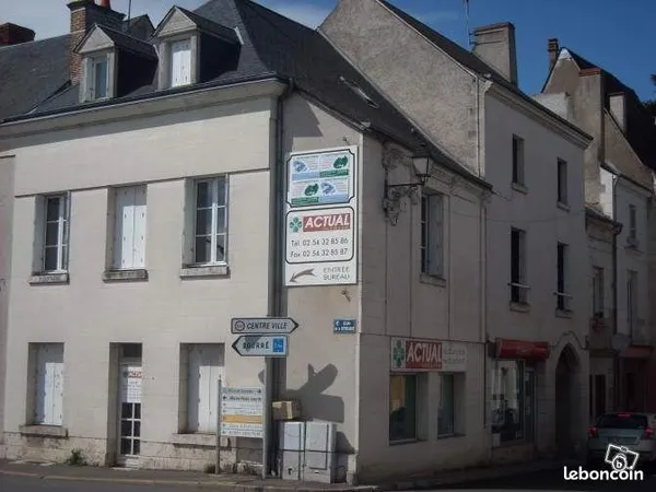 Immeuble comprenant appartement et bureau