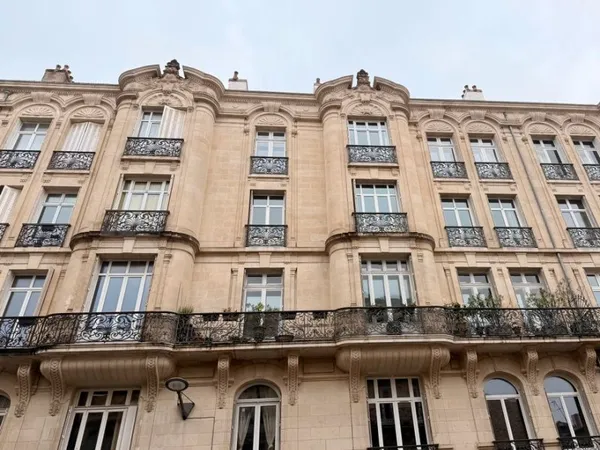 Bordeaux centre, coeur historique, superbe appartement Haussmanien 129 m2, au 4 ème étage avec ascen