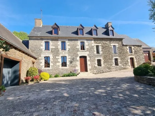 CÔTES-D'ARMOR, proche Loudéac, Charmant manoir du XVIIIe siècle, 4 chambres, à pied du village