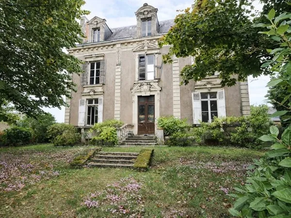 Rare sur le secteur : authentique maison bourgeoise à rénover sur grand terrain arboré