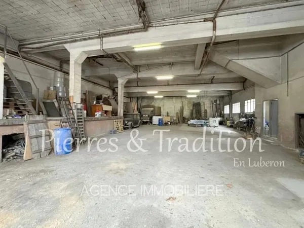 Apt, Vaucluse, ensemble immobilier avec grand local et appartements