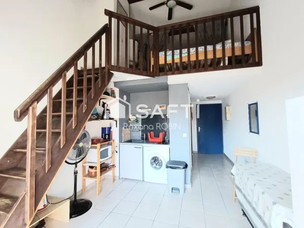 Au port et à 2 minutes de la plage à pied , T2 avec grande Mezzanine