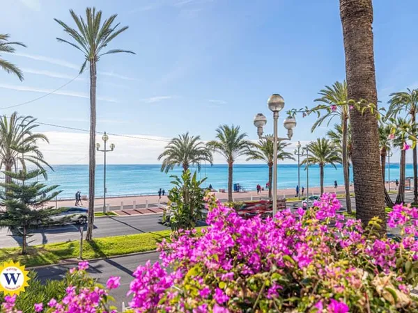 NICE PROMENADE DES ANGLAIS / 3 pièces de 91 m2, traversant, terrasse, vue mer panoramique, refait à 