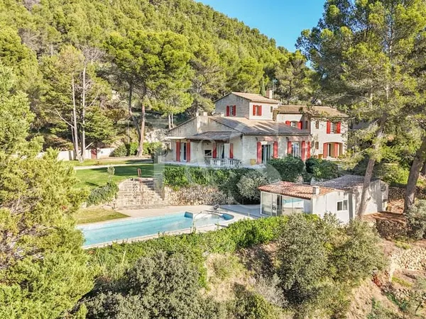 Magnifique maison de caractère de 250 m2 habitables avec piscine et vue panoramique.