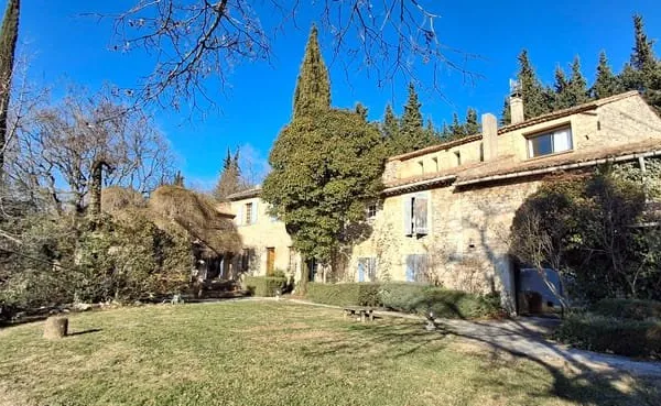 Rare - Superbe Propriété, Drôme provençale dans 23has de terrain , 2 piscines, VUE!