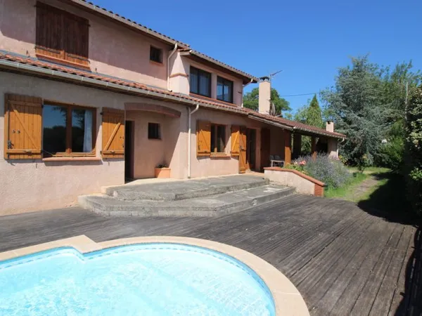 Maison 5 chambres -bureau-salle de sport- piscine -garage
