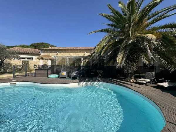 Belle villa à Laudun-L'Ardoise, plain-pied - 4 chambres - piscine - forage - double garage sur 1173m