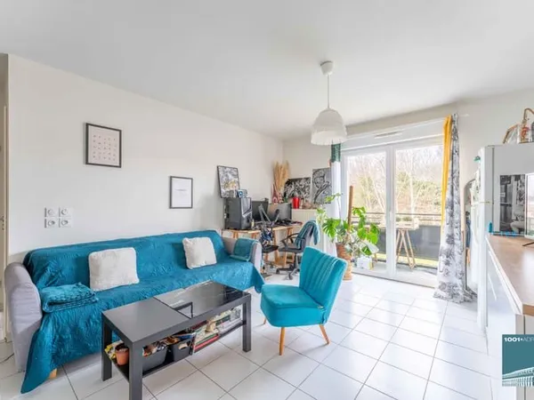 Appartement deux pièces avec balcon et place de stationnement privative