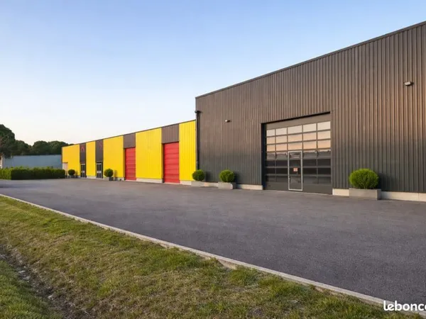 LOCAL ACTIVITÉ / ENTREPÔT 300 à 1225 m² - PARKING - PORTES SECTIONNELLES - MONTÉLIMAR