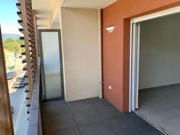 À VENDRE: T2 37 m² - terrasse - parking - COGOLIN