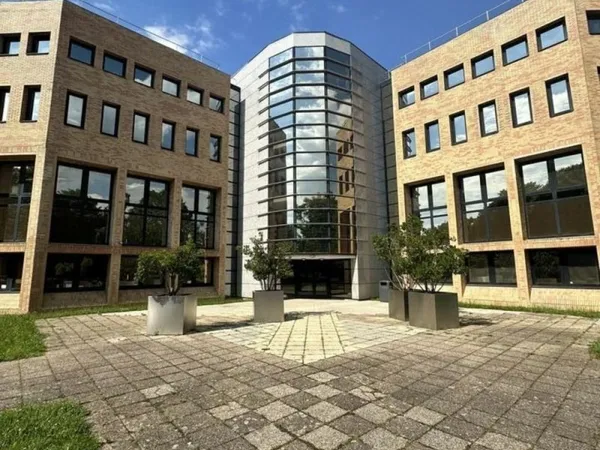 1945 m2 BUREAUX à LOUER