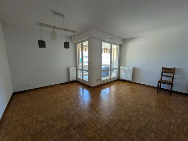 Appartement T4 avec terrasse à Pont-Saint-Esprit
