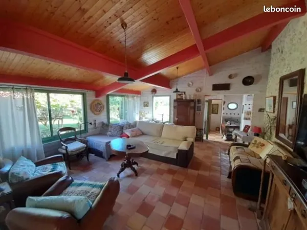 Deux maisons mitoyennes avec grand terrain et piscine