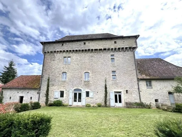 Superbe château avec vue imprenable sur la rivière Lot