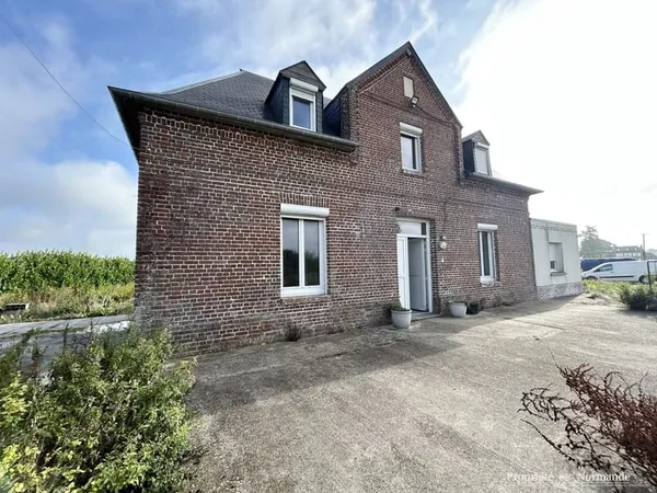 MAISON DE MAÎTRE AVEC GRAND TERRAIN PROCHE DES COMMERCES