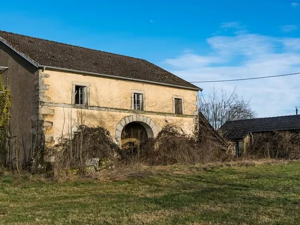 Maison à rénover avec plus de 3 ha