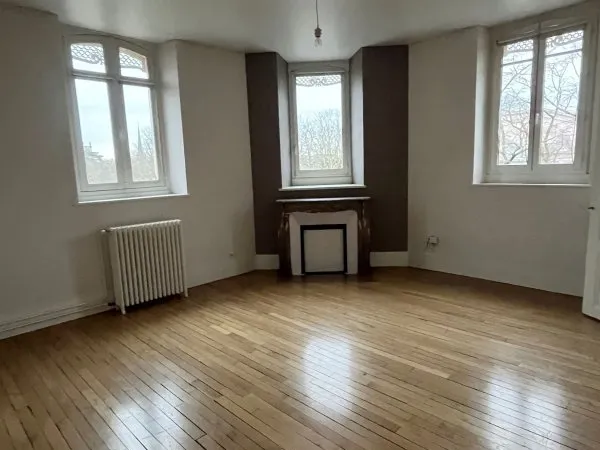 Location Appartement 5 pièces - 113m² - Centre-ville - Boulevard Gambetta - Parking - 2e étage