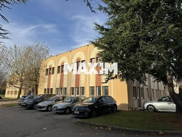 Bureau 77 m²