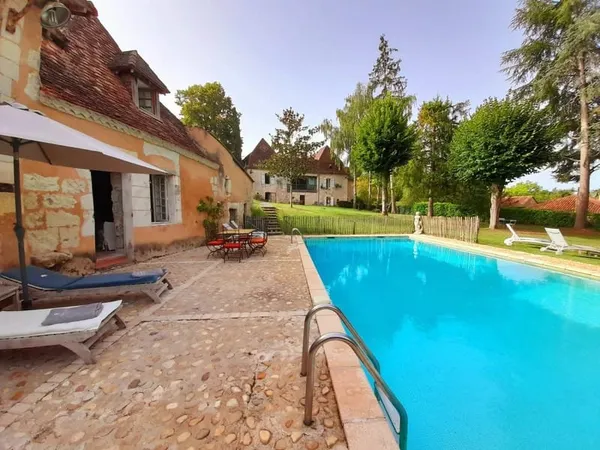 Une maison de maître unique avec maison d'amis, piscine et dépendances