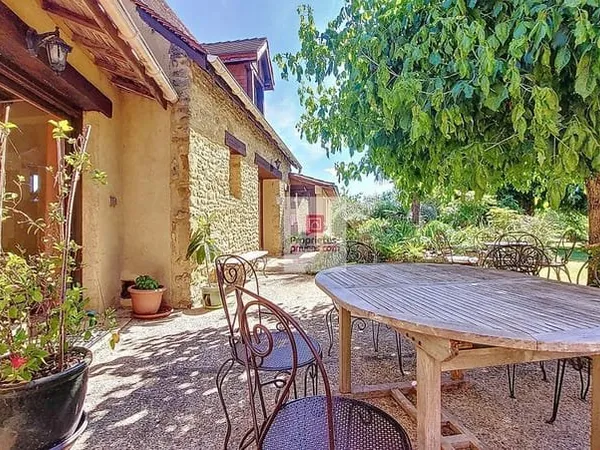 EXCLUSIVITE: A Plazac, ensemble de maisons totalisant 257m2. 6 chambres. 6 salles d'eau. Carport fer