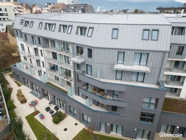 Appartement meublé tout équipé étage élevé avec terrasse en centre ville de Chambery