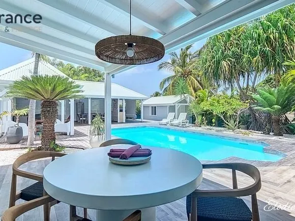 Propriété T4 avec piscine et sa dépendance