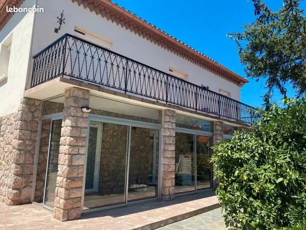 Vend maison de 157 m2 sur une parcelle de 1100m2 de terrain avec piscine en plein centre ville de Pr
