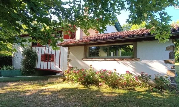 Ancien moulin sur terrain plat de 8000 m²
