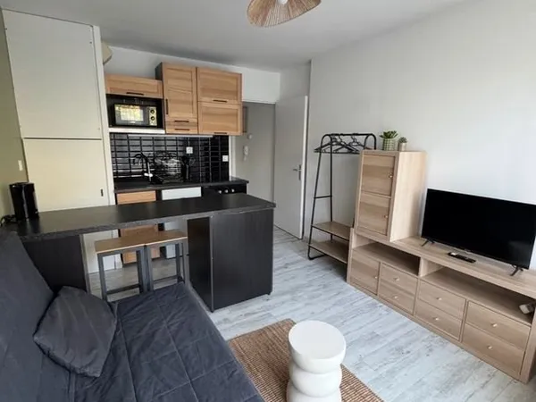 Studio meublé 18 m² avec balcon - lumineux et bien situé