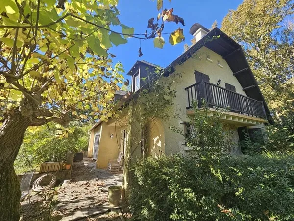 Maison familiale sur grand garage avec 1.7ha de terrain
