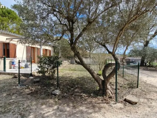 Uzes part loue maison mitoyenne jardin