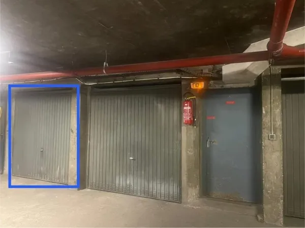 Emplacement de parking fermé