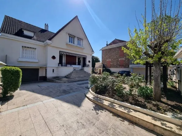 Maison 7 pièces 331 m²