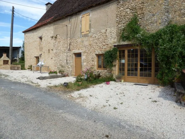 Propriété de 22 ha avec bâti de caractère, terres bio