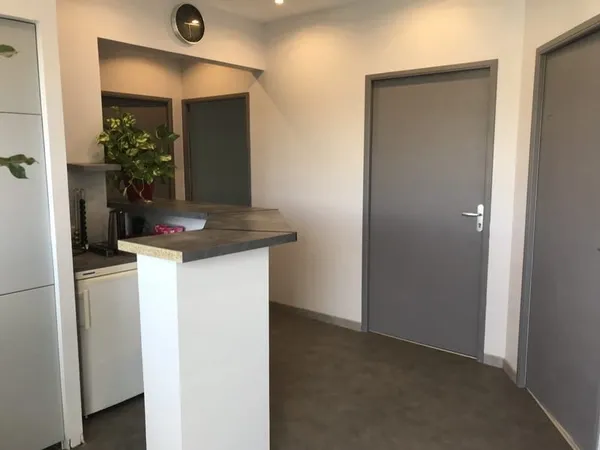 Bureau et espace de travail Location Saint-Clément-de-Rivière  36m² 535€