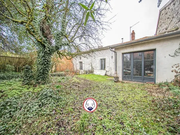 Maison de caractère avec jardin sur l'arrière .